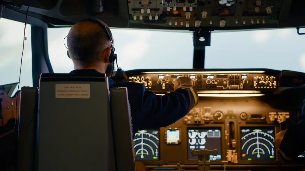 Pilot w słuchawkach za sterami