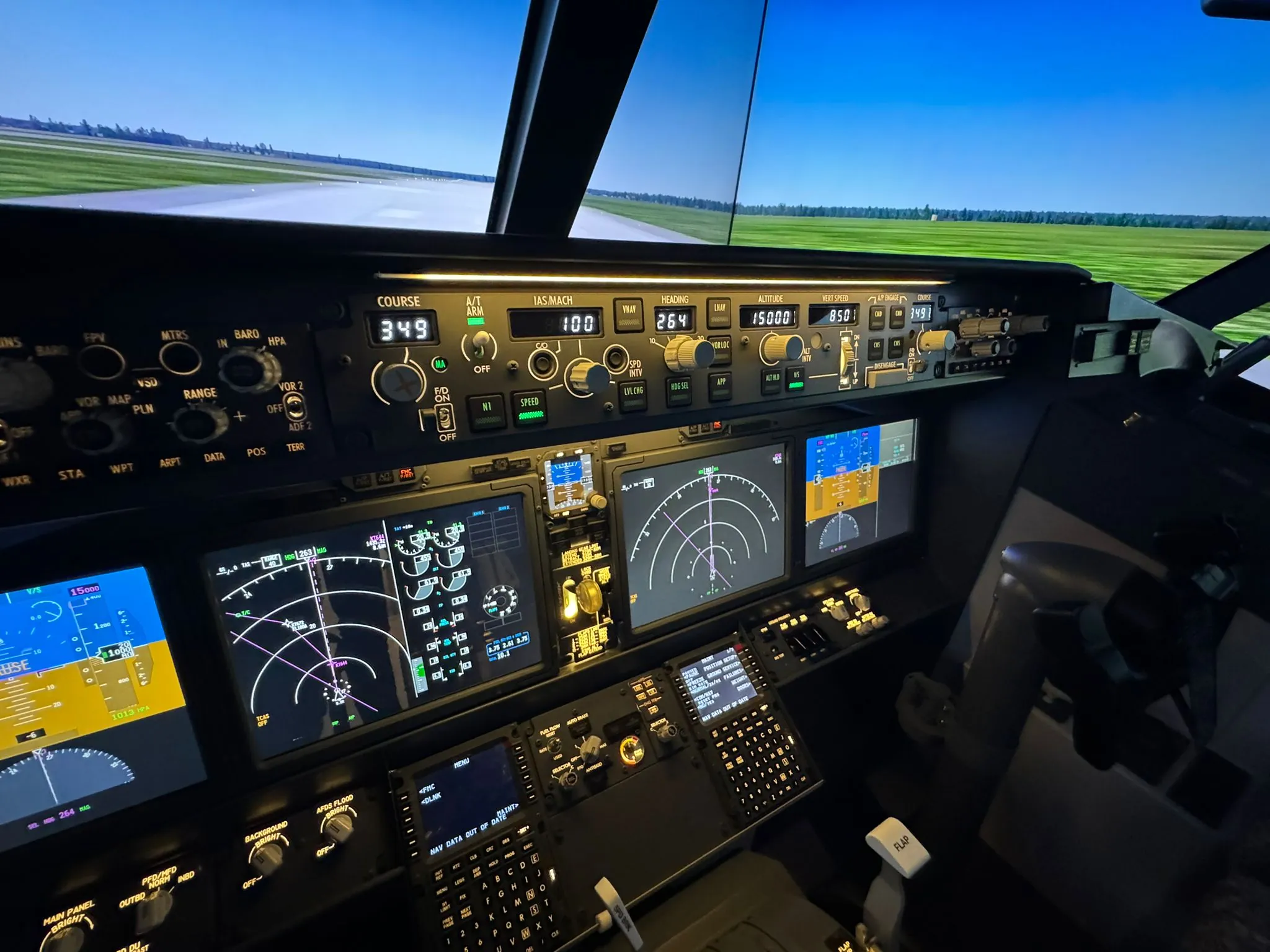 Kokpit symulatora Boeinga 737 MAX we FlyCenter, na ekranach pas startowy